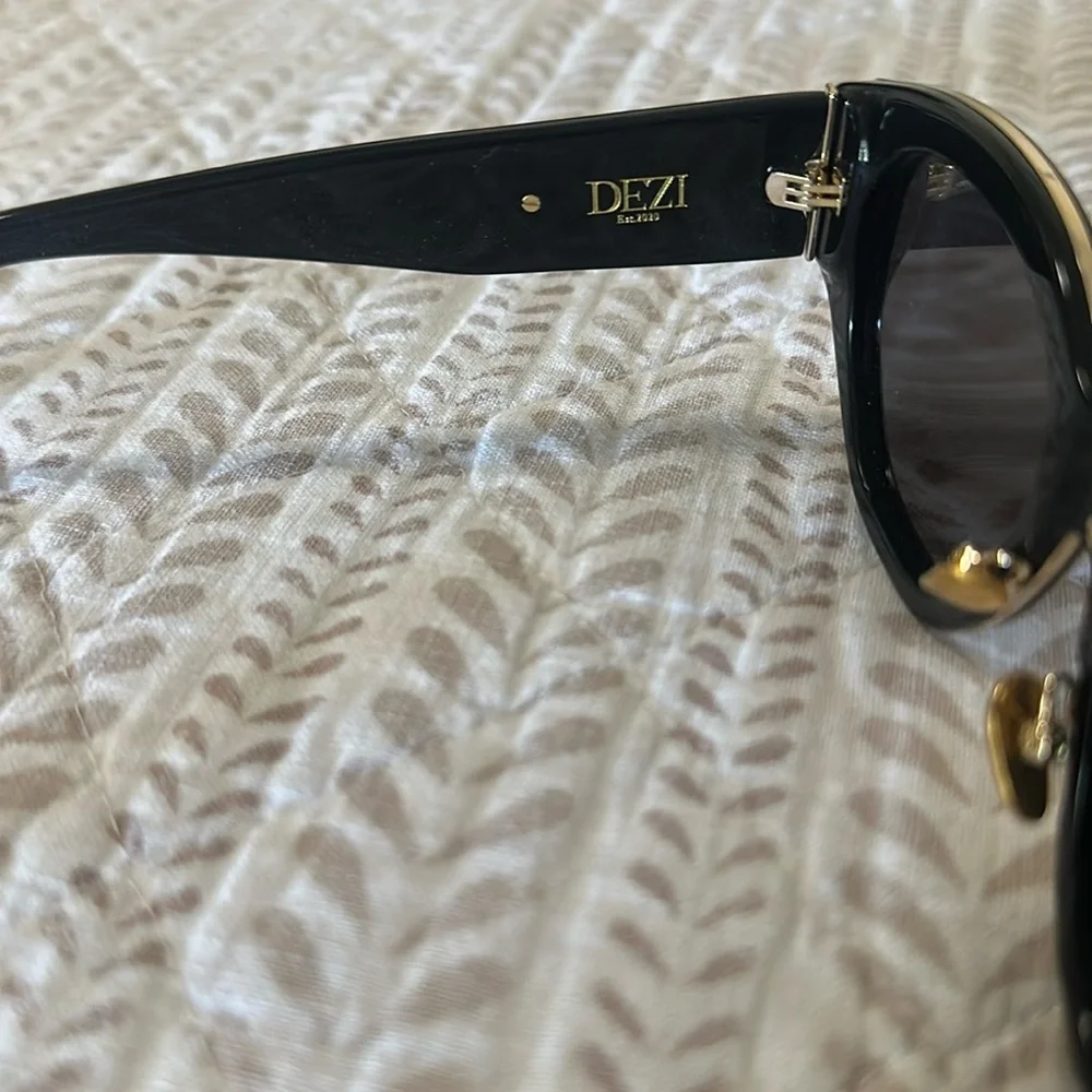 DEZI Black Sunglasses